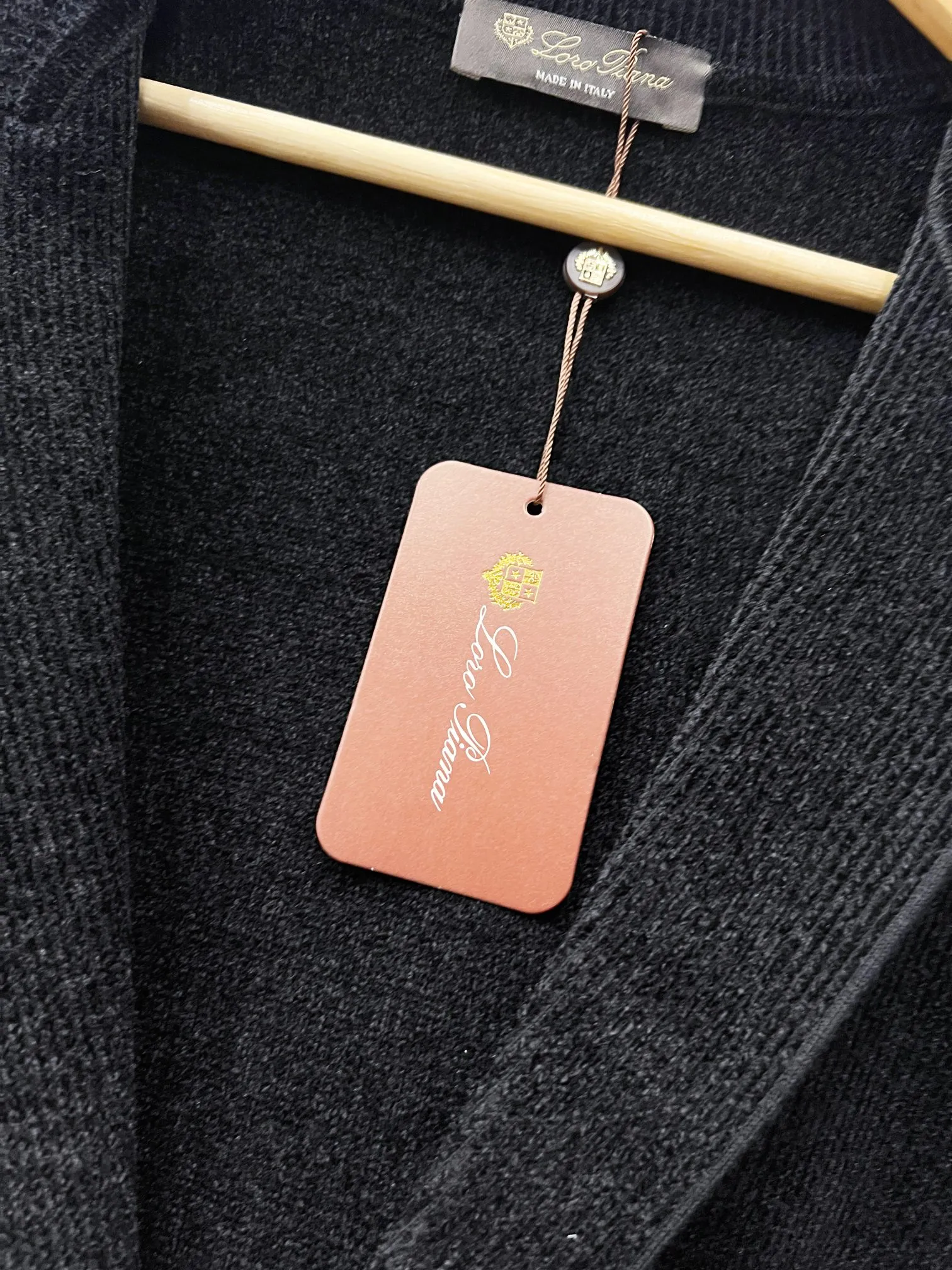 LP (Loro Piana) (Long-term large quantity in stock, not off the shelves) Knitted suit cardigan fabric: fine wool mixed with vertical pit strip knitted fabric, four-flat pit strip weaving method, elastic vertical rib knitted gray fabric Collar type: knitted tuck suit collar, one-piece woven collar, no splicing hard lining, soft suit collar technology. Placket: single cloth-covered button, hidden placket knitted cardigan structure, no zipper, no zipper fabric. Pockets: patch pockets, knitted patch pockets of the same fabric, with anti-curling stitching at the mouth. Sleeve shape & hem: Long sleeves with flat cuffs, original woven hem at the body, seamless pressing throughout, soft and shaped garment, no hard lining. Loro Piana knitted blazer in ribbed wool knit, unstructured soft lapel collar, single-button fastening, patch pockets, relaxed fit in a relaxed fit knitted suit, unlined. Color; Oatmeal Black Sizes: M-3XL (worry-free after-sales service)
